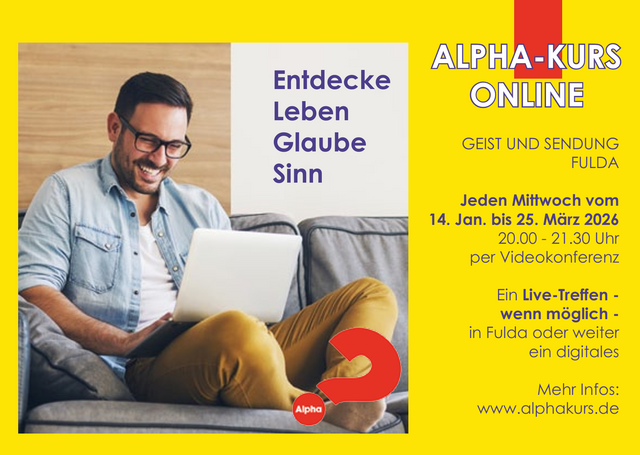 Ein lächelnder Mann hat ein Notebook auf dem Schoß