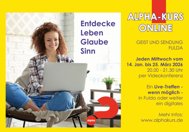 Eine lächelnde Frau hat ein Notebook auf dem Schoß