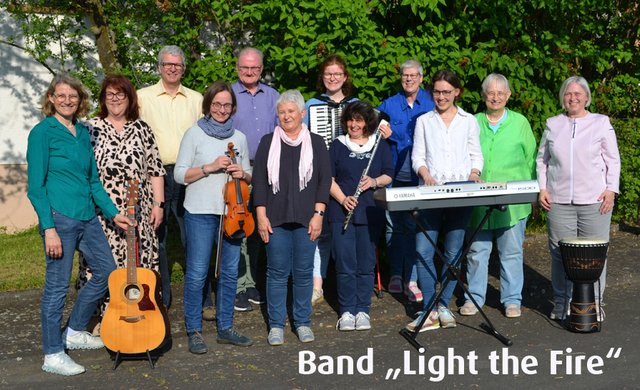 Gruppenbild der Band "Light the Fire" mit Instrumenten