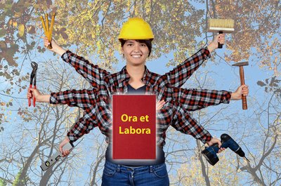Eine vielarmige Frau mit Bauarbeiter-Helm hält Werkzeuge