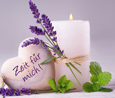 Kerze, Lavendel und herzförmiger Stein mit Gravur "Zeit für mich!"