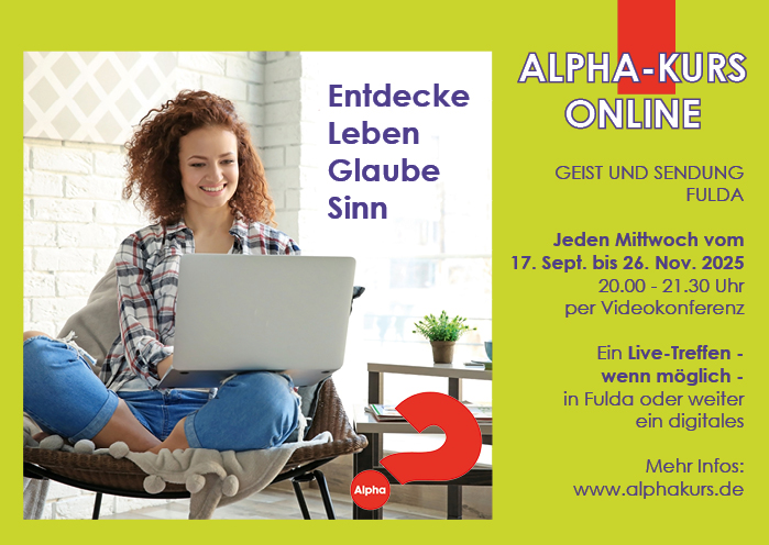 Eine lächelnde Frau hat einen Laptop auf dem Schoß