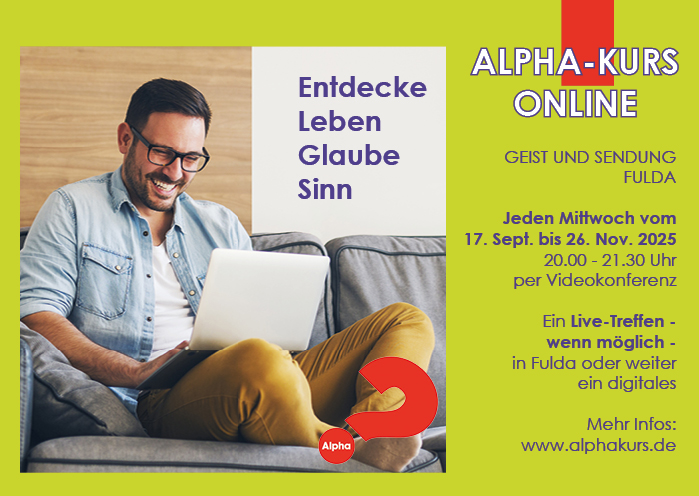 Ein lächelnder Mann hat einen Laptop auf dem Schoß
