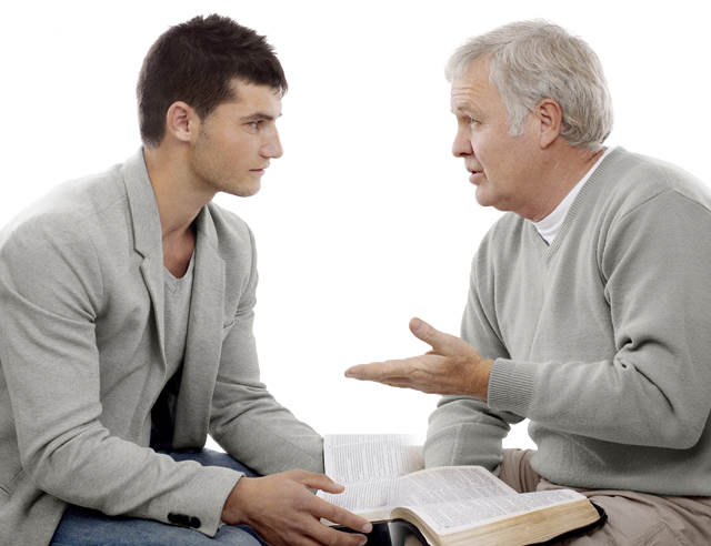 Ein junger und ein älterer Mann diskutieren miteinander