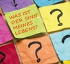 Bunte Post-It-Zettel mit Frage oder Fragezeichen