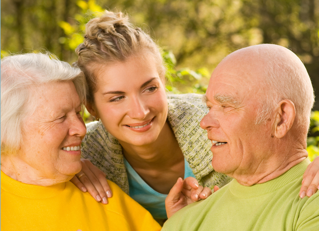 Frau unterhält sich mit ihren alten Eltern